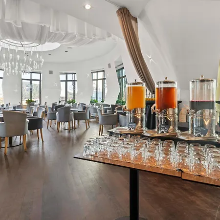 Dancing House - Tančící Dům 4*