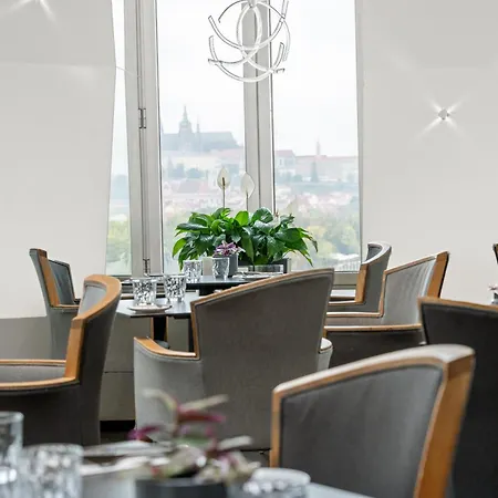 Dancing House - Tančící Dům 4*